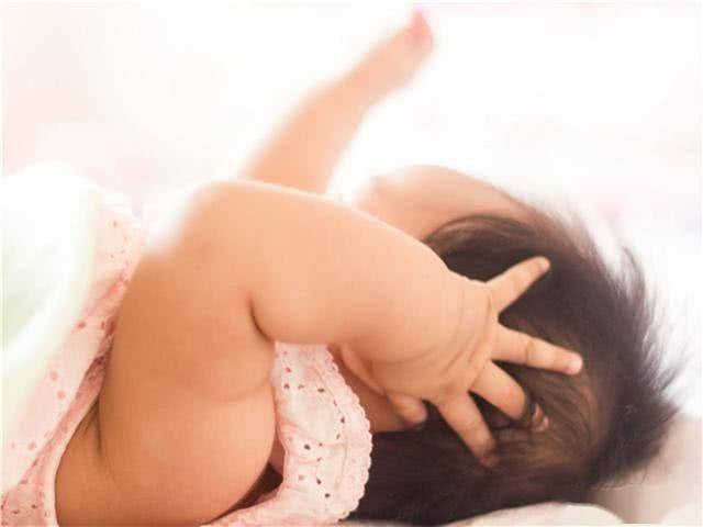睡觉时|可能暗示宝宝不舒服，宝妈可要上心宝宝睡觉时出现这四个反应