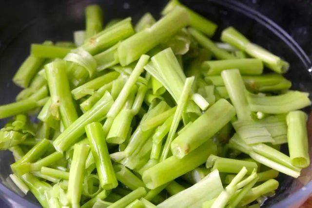 胡萝卜叶子怎么炒 bcc86bb4dc9c40d5b9305f25e105f7d8.jpeg