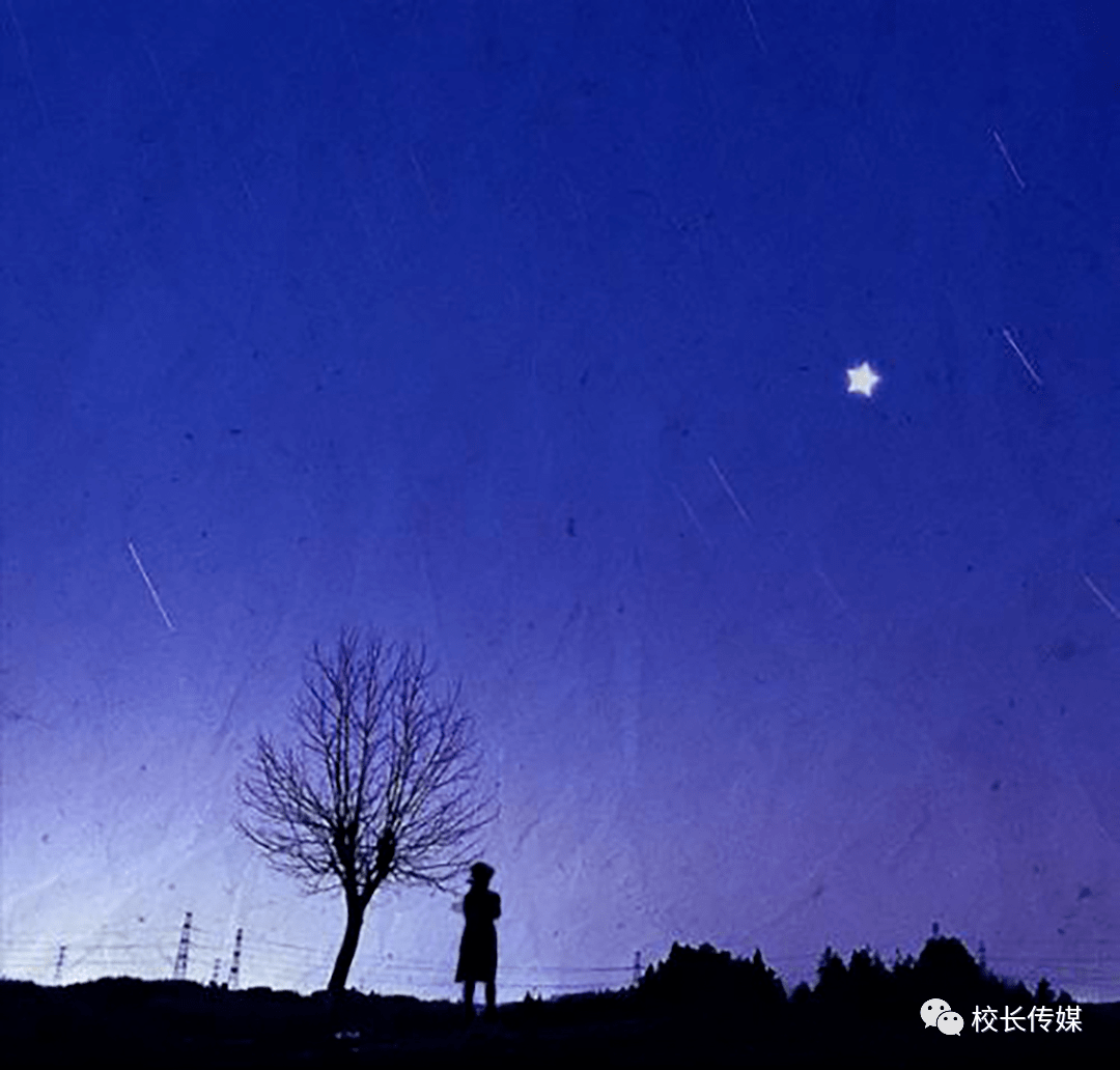 原创作者|九月的白鹿  6月2日,章子怡晒出一张女儿醒醒的照片:醒醒背