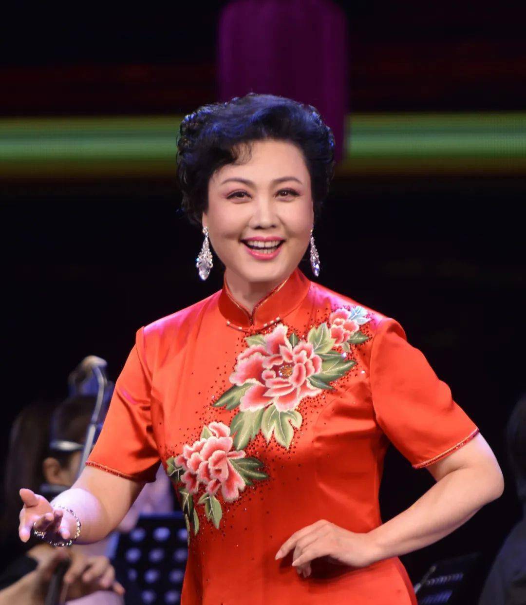 主持人尚远,走进皇家园林中山公园里的蕙芳园,为观众朋友们导赏国粹