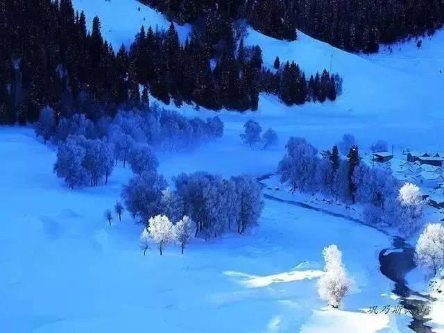 冬日的一场大雪过后,天山天池静谧的雪景组成了一幅圣洁晶莹的画卷