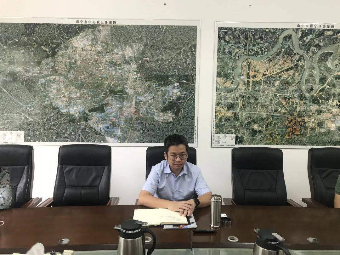 公司总经理王巍松与南宁市邕宁区区长何翔进行座谈