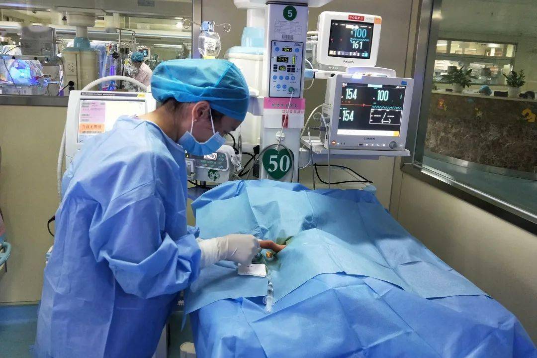巴掌|惊心动魄！910克的玉林“巴掌宝宝”闯过鬼门关～