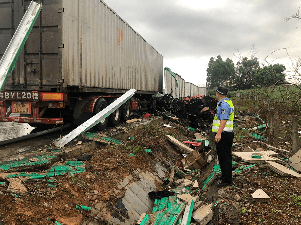 连续大雨水位不断上涨泉南高速车祸一人死亡雨天行车注意安全