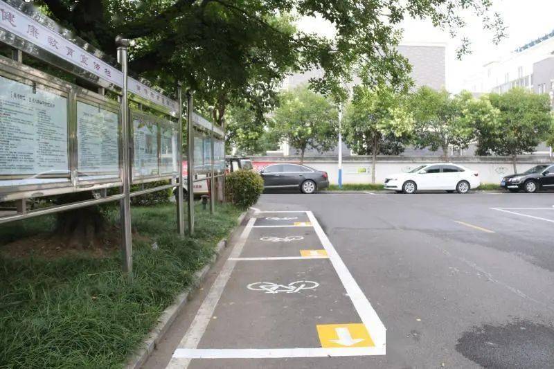 三垛卫生院更新一米线排队温馨提示,规划非机动车停车位