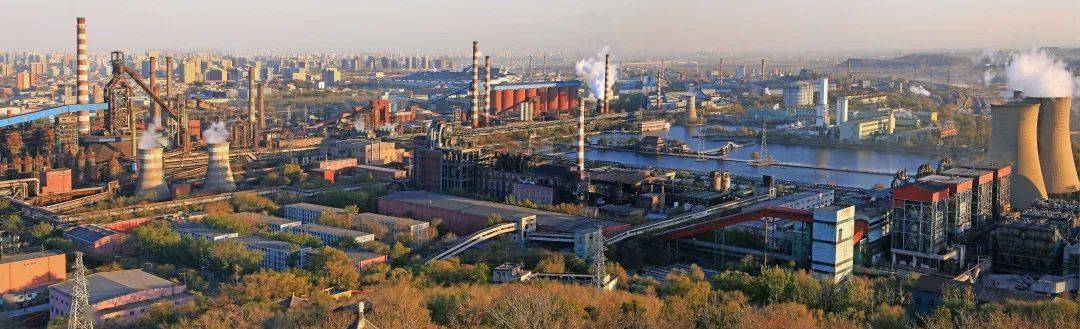 1971年的首钢炼铁厂高炉群新的厂东门新的厂东门2015年5月25日迁建,其