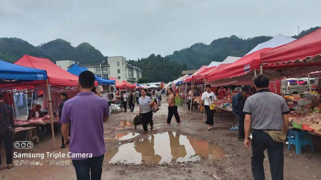 集市之前是每周六,后来担心赶集影响古镇形象,把周六改成周五,摆摊点