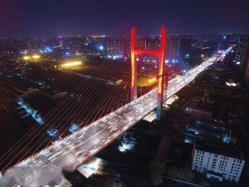 通车首日,农业路大桥夜景多彩亮丽.