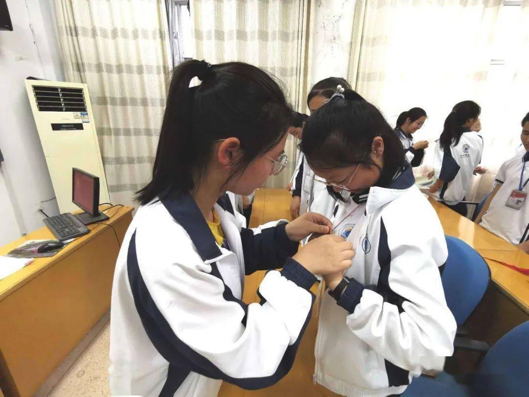 让青春在团旗下绽放云和县梅源中学举行2020年新团员入团仪式