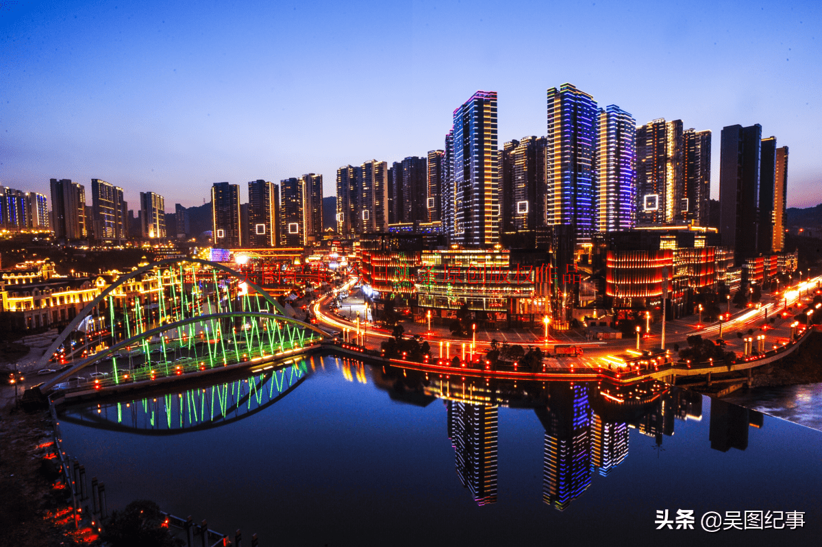 贵阳酷似外滩的未来方舟,贵州第二大楼盘傍晚众楼流光