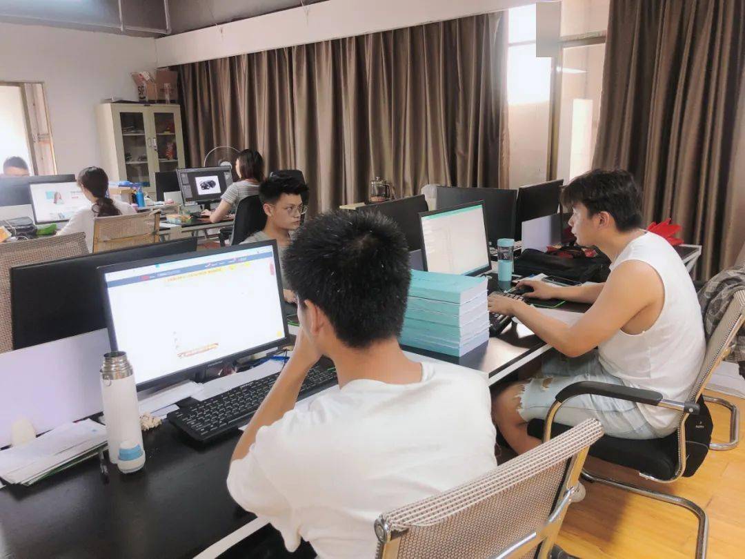 以保障网店销售。车间工人明确分工，加班加点，干得热火朝天。提前造势