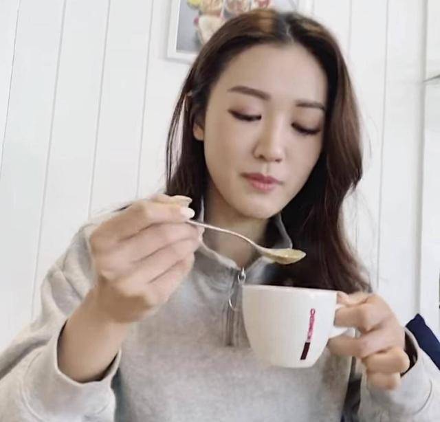 TVB小花想掴人气小生男友发泄！传两人年底结婚