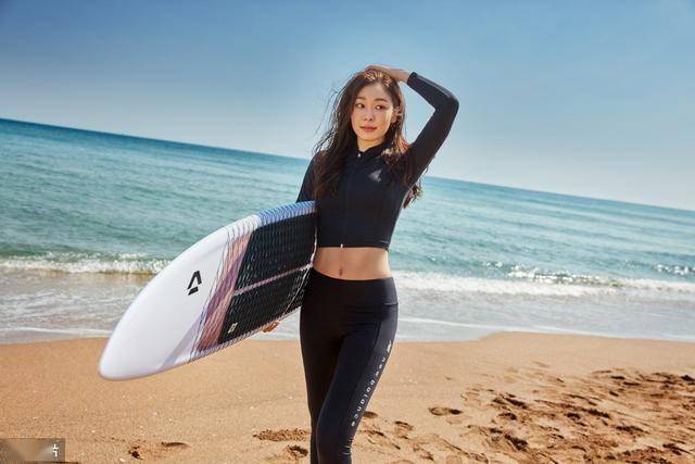 balance共同推出《2020夏季画报》,拍摄运动写真,阳光海滩与活力女孩