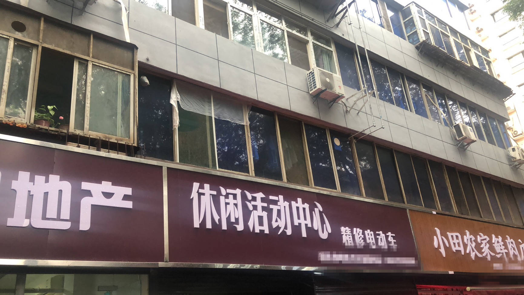 后续|西安商铺被换黑底白字招牌后续：连夜再换底色，当地称系旧城改造