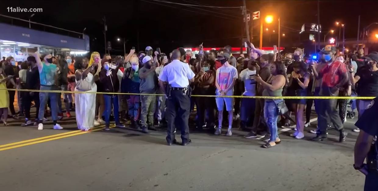 黑人|美国亚特兰大一名黑人男子酒后夺枪，遭警方击毙