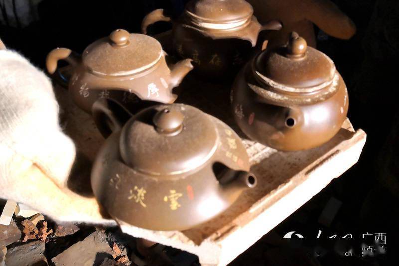 广西钦州古龙窑举行火祭大典 逾万件坭兴陶精品出窑