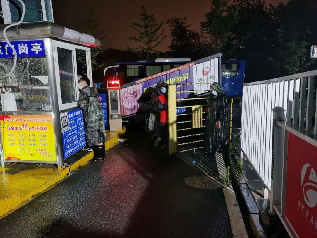 小区|今天凌晨，武汉这些社区掐点拆除隔档围栏！居民出入不再扫码