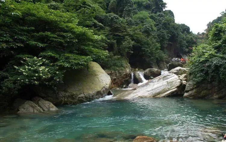 峡谷奇幽,飞瀑流是庐山第四纪冰川遗址最著名的景区庐山碧龙潭有"山北