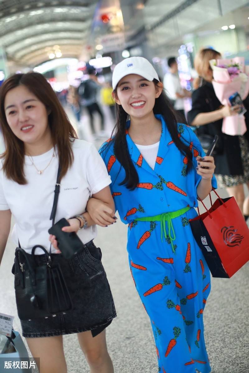 2019年9月22日,四川成都,蒋依依现身机场.