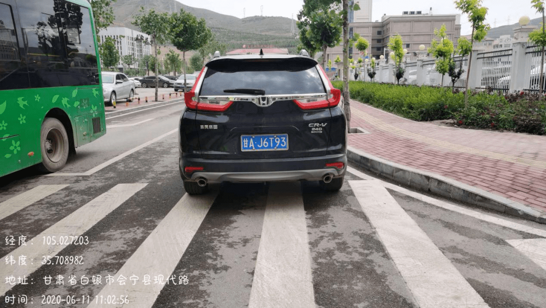 车辆乱停乱放一直被百姓们诟病不仅导致道路拥堵更多的是对行人和非