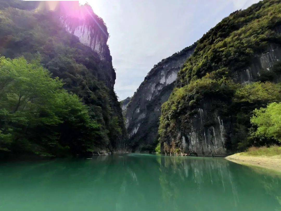 小巫峡位于南江县城郊的赶场镇,距南江县城,巴陕高速南江北出入口20