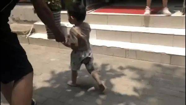 河南:家长不管?三岁小孩赤脚独自在车辆密集的街上"撒欢"!