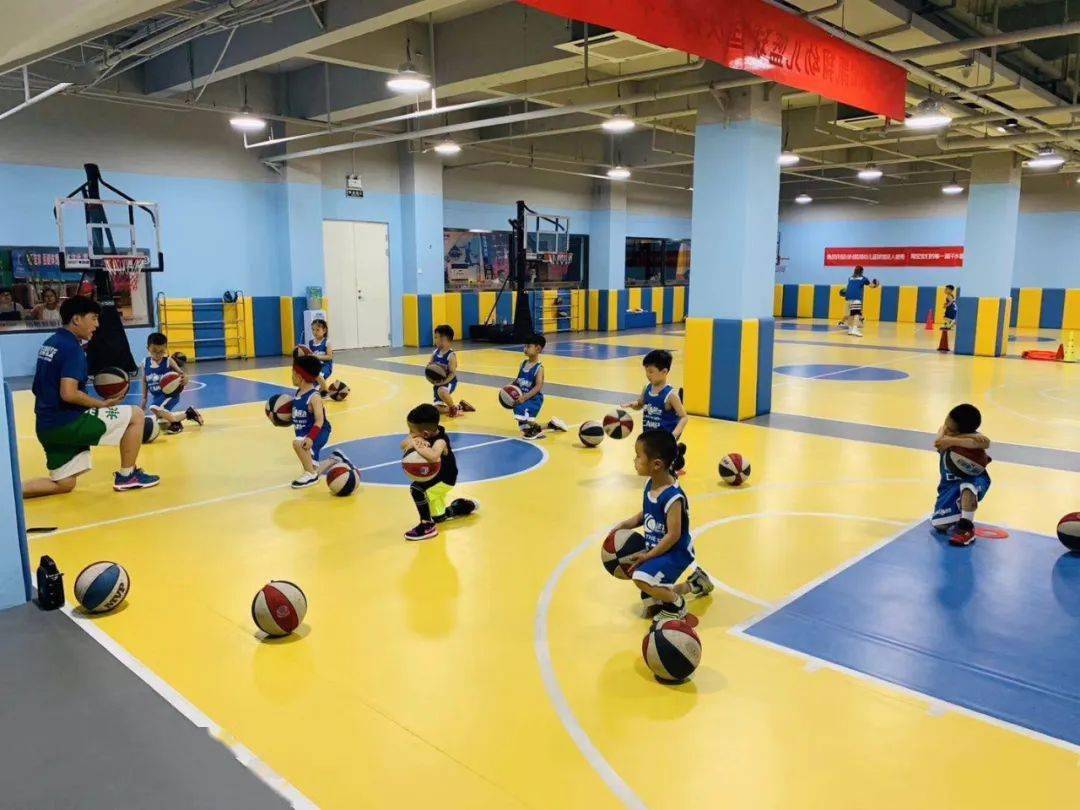 主营篮球和幼儿体适能,秉承着"源于兴趣,超越兴趣"的发展使命,专注于