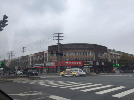 拆除后夏港街道镇澄路楼顶字牌拆除前后▼△拆除前△拆除后申港