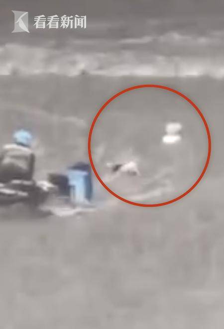 多一份理解！外卖小哥暴雨中抢救送餐车看哭网