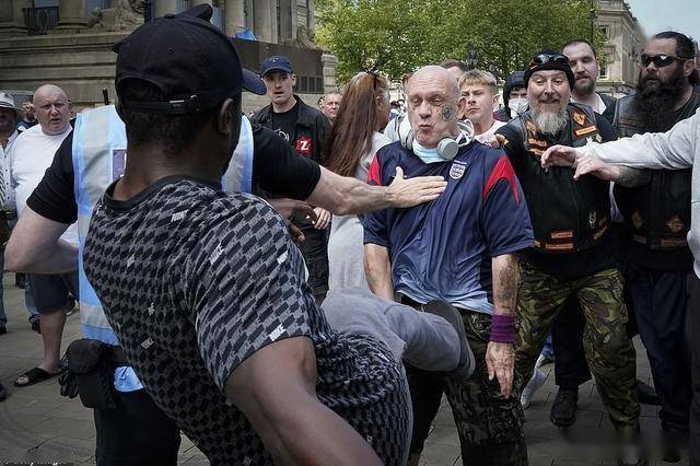 暴乱之火烧到伦敦英国白人至上流氓组织与反种族主义者爆发冲突