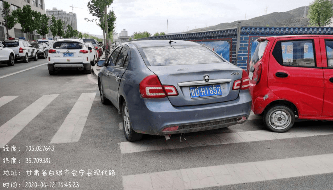 车辆乱停乱放一直被百姓们诟病不仅导致道路拥堵更多的是对行人和非