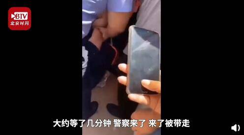 外卖小哥当街擒住抢劫男：“我拿头盔把他干倒