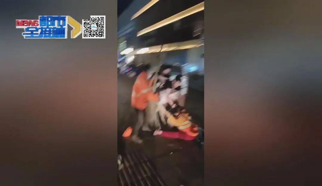 内蒙一摩尔城附近两女一男殴打环卫工20多分钟！