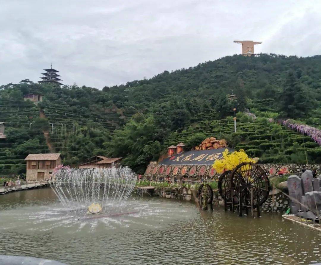 行程安排: 下午2:00出发参观【大宝山温泉旅游度假区】 【火龙表演】