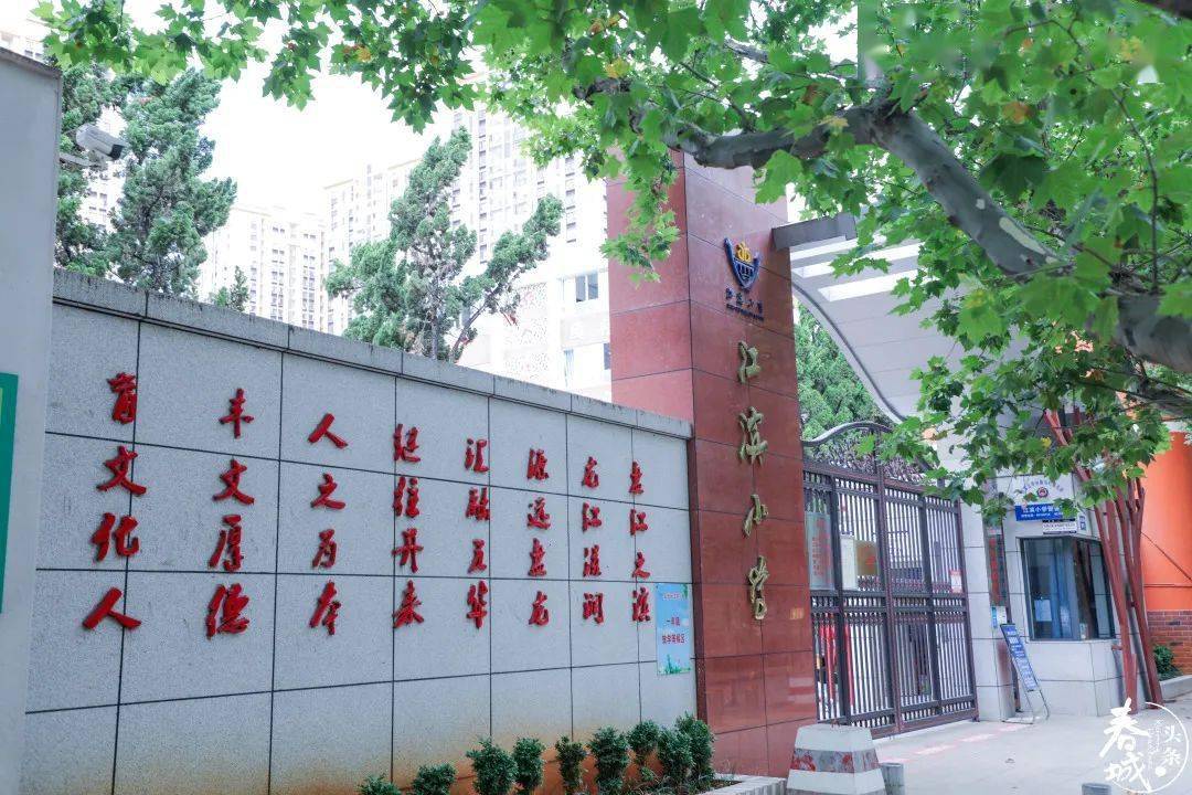 江滨小学江岸小区,也就是沿江而建的小区,白天嬢嬢叔叔们在这里唱歌办