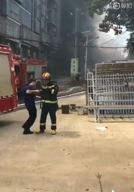 门面|湖南双峰县一小区临街门面发生火灾，7人死亡