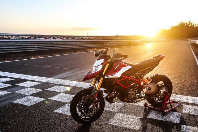 杜卡迪发布骇客hypermotard950rve版