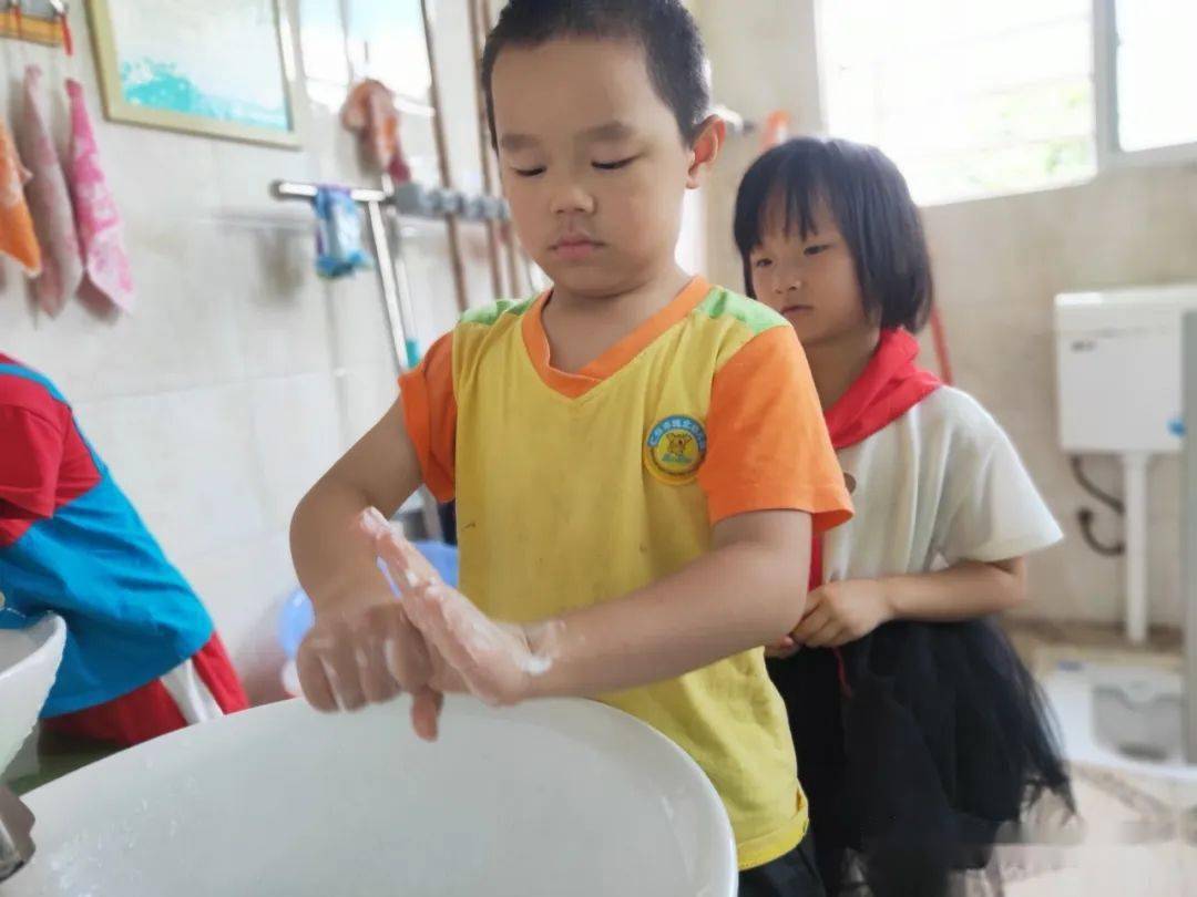 在幼儿园小朋友学会了自理能力,自己的事自己做,"七步洗手法"认真学