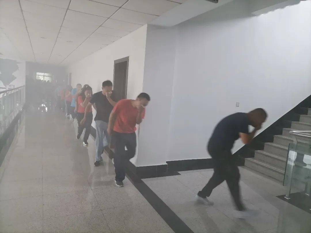 演练现场现场,姜涌指导大家对突发火灾怎样脱险,火场逃生应该注意