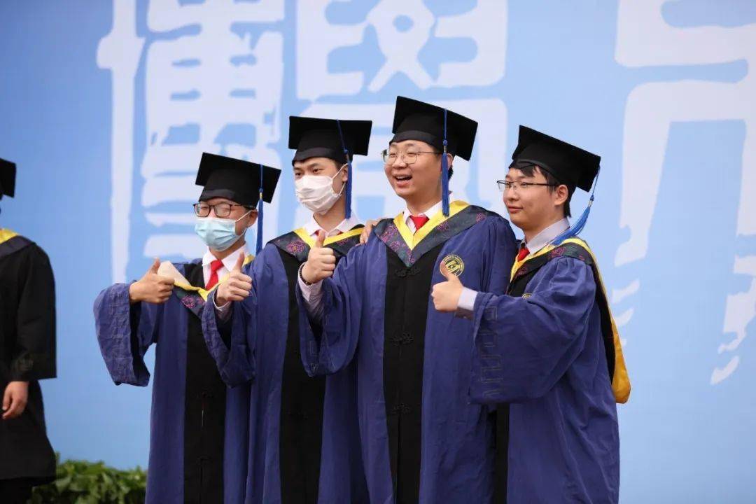 生拨穗正冠校长曹一家为毕业生颁发学位证书并合影学生整装等待学位授予