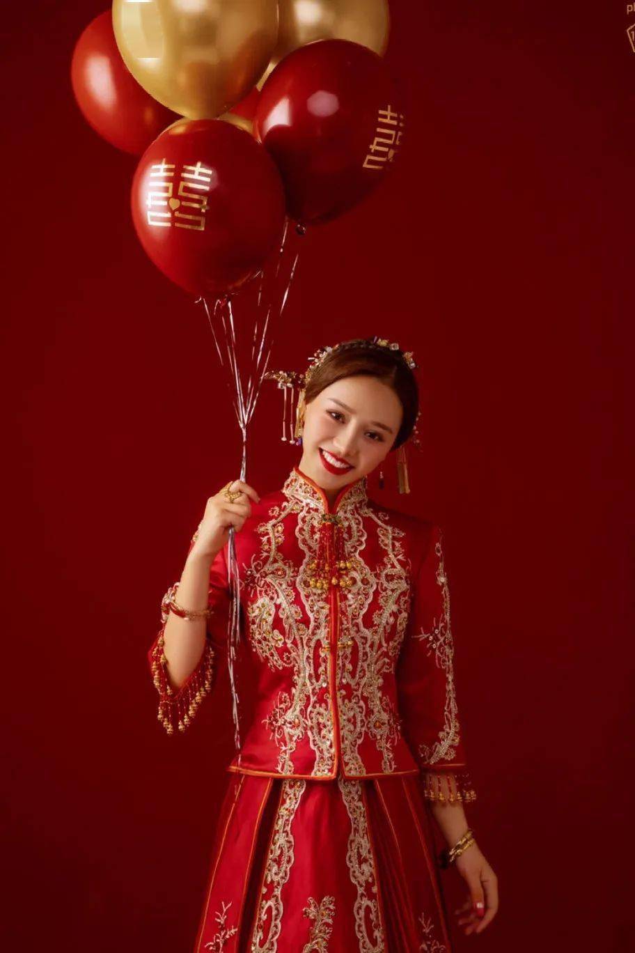 妆容应该选择较为  明艳 的,尤其是  大红色调的口红能提升新娘整体
