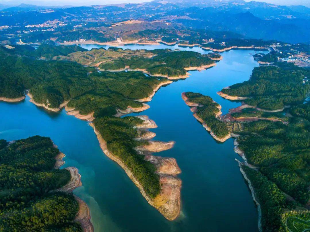 天顶湖景区属于浙江文成百丈漈--飞云湖国家重点风景名胜区景点之一