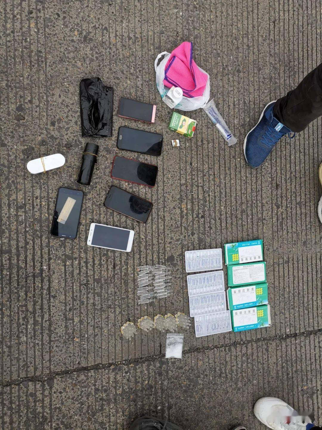 一男子往来于张家口和张北贩卖运输毒品!警方缴获杜冷丁67支,疑似冰毒