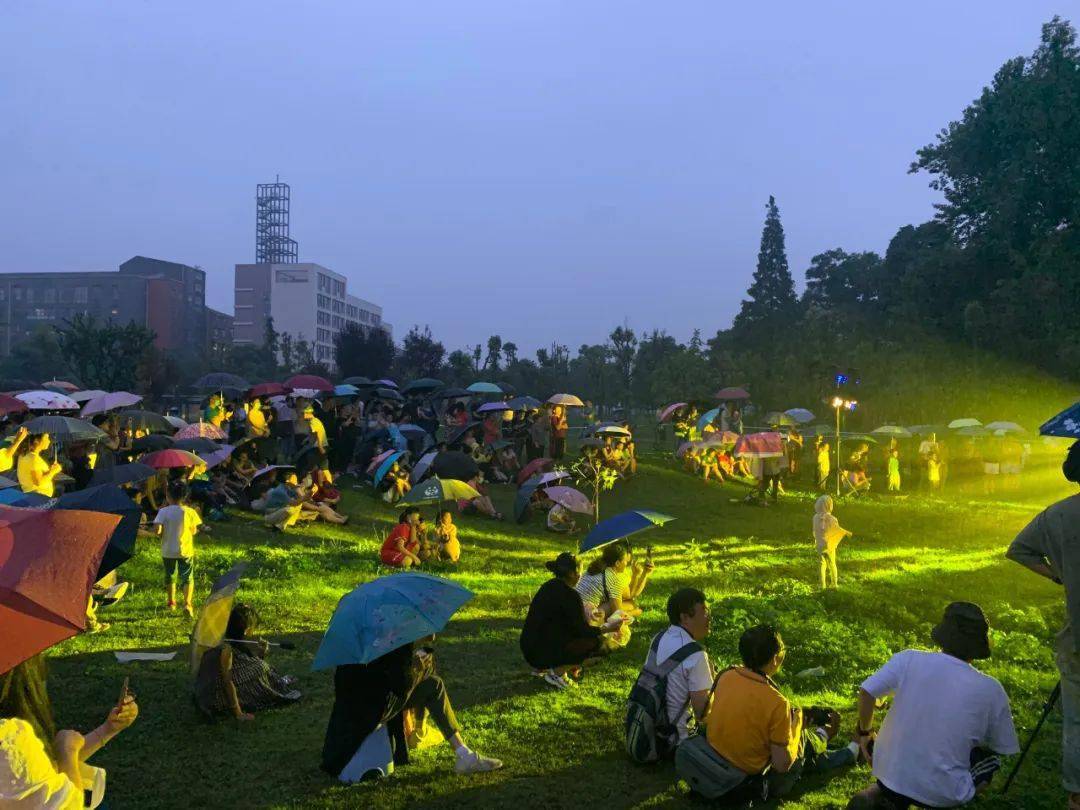 听流水的声音!都江堰这场草坪音乐会好精彩!