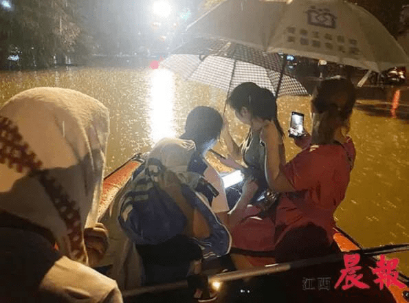 广西|“最温暖的臂膀，最坚固的堤防” 致敬洪水中的最美逆行者