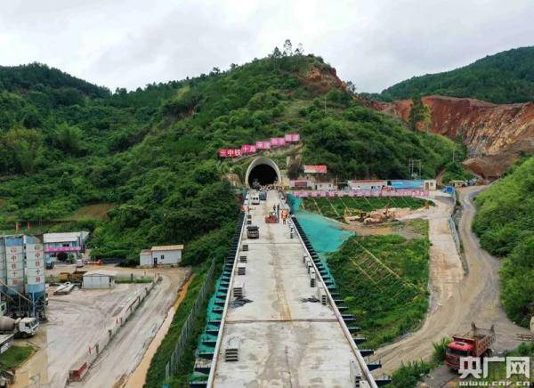 施工|昆明至景洪仅3小时！中老昆万铁路和平隧道贯通