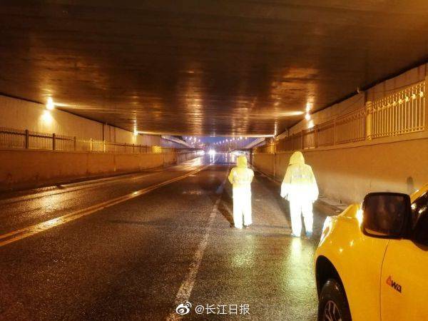 虎泉|虎泉街保利华都渍水消退，降雨持续提醒市民合理选择出行方式