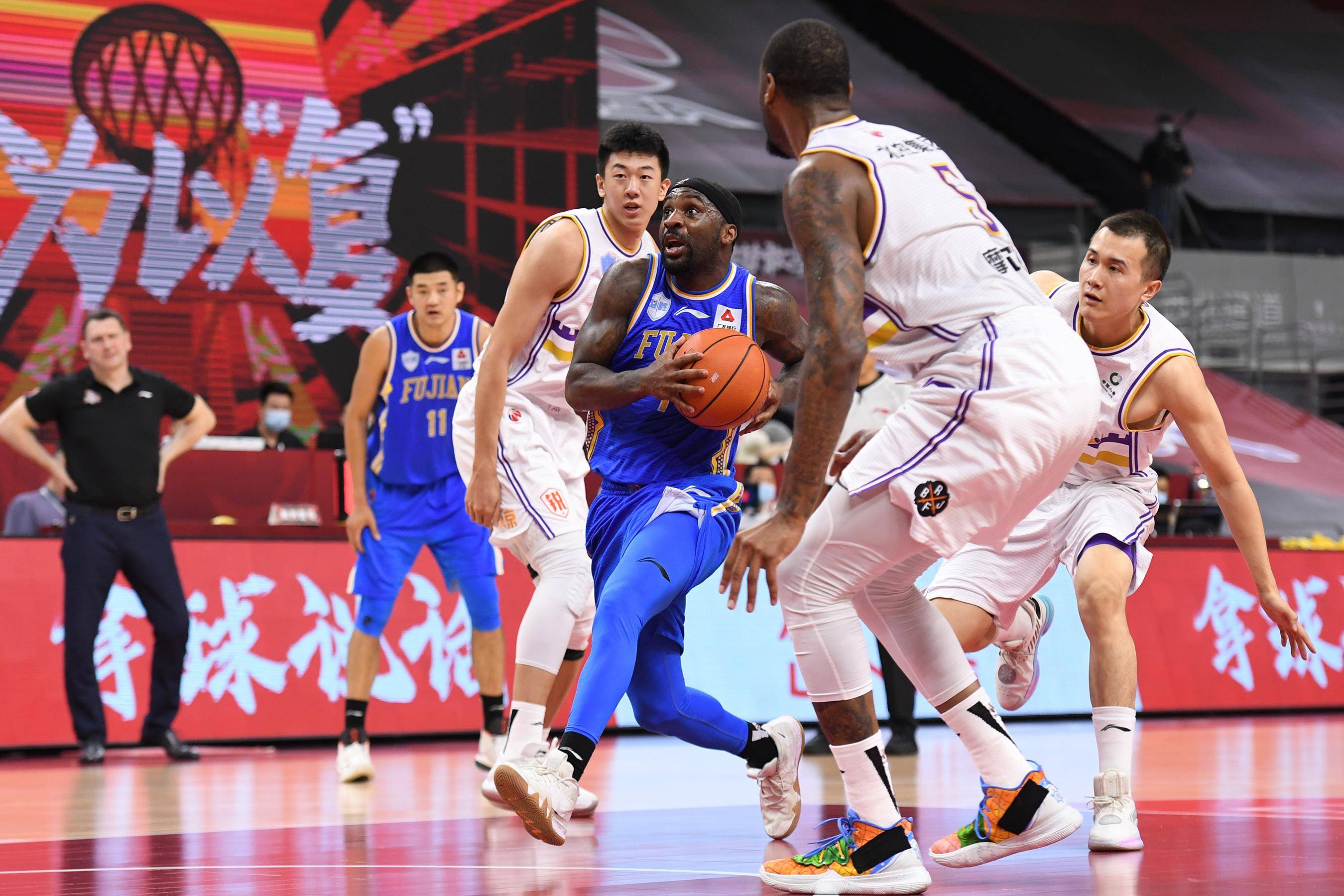 新华社|篮球——CBA复赛第一阶段：福建豹发力胜北京控股