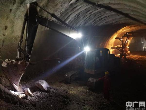 施工|昆明至景洪仅3小时！中老昆万铁路和平隧道贯通