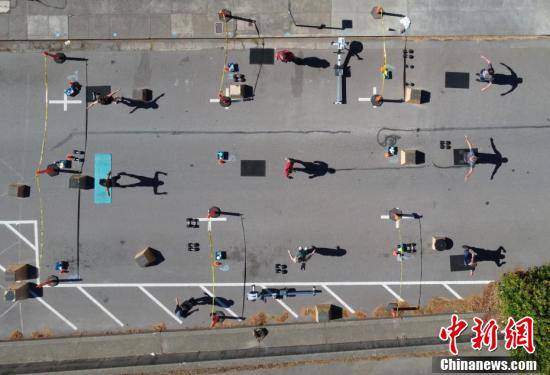 社交|美国北加州小城健身房户外重启 民众保持“社交距离”健身